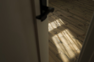 無垢材にうつる窓の影(こもれび)