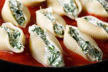 conchiglioni pasta stuffed with spinach and ricotta cheese macro. horizontal