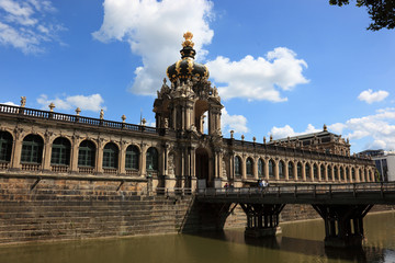 Kronentor mit den zu beiden Seiten anschließenden Langgalerien, Dresdner Zwinger, Dresden, Sachsen, Deutschland