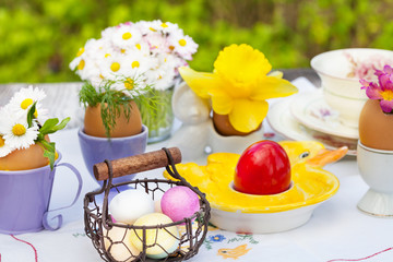 Osterfrühstück, Osterdekoration auf dem Gartentisch