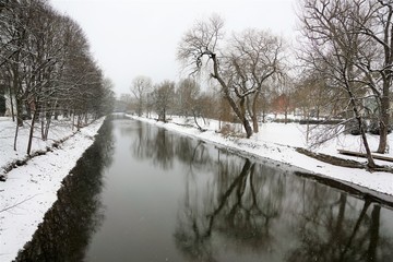 Fluss Donau im Park in Tuttlingen in Süddeutschland in Europa in Winter 