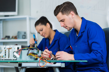 students learning in electronic course