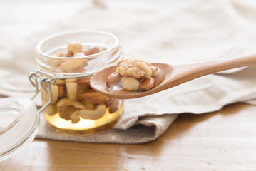 ナッツの蜂蜜漬け