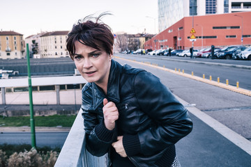 Obraz premium Beautiful woman feeling chilly in the city during windy day