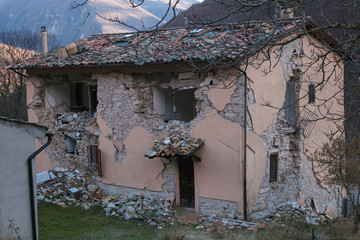 Casa di un antico borgo di montagna distrutto dal terremoto del centro italia