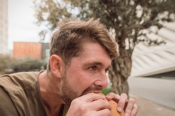 beau jeune homme et son burger.