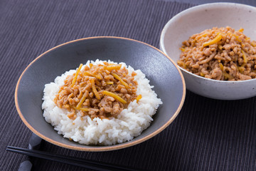 鶏そぼろ丼