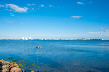 Blick von Burgstaaken über den Burger Binnensee in Richtung Südstrand