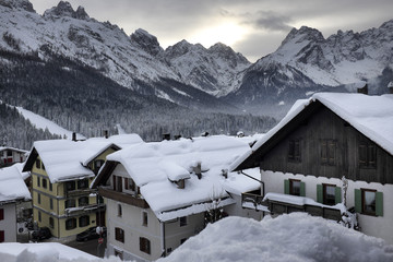 Panorama di montagna con nevicata 