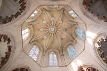 Portugal, voûtes étoilées des plafonds de l'église de Batalha