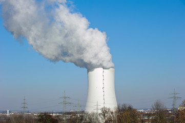 Dampfender Kühlturm