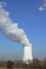 Fototapeta na wymiar Dampfender Kühlturm