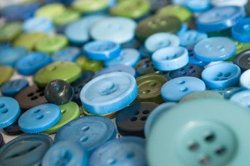 boutons de couture de couleur vert et bleu  