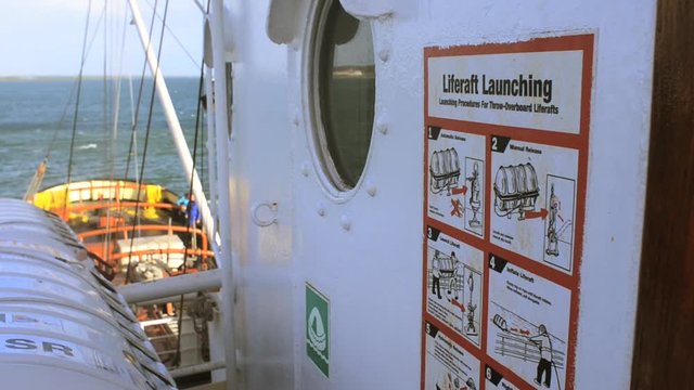 Life Raft Launching Turkce Lifeboat」の写真素材 | 37,264件の無料イラスト画像 | Adobe Stock