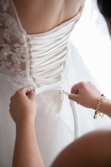 Dos d'une robe de mari&eacute;e