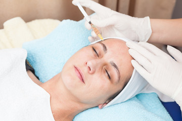 Obraz na płótnie Canvas young woman having mesotherapy treatment in beauty salon