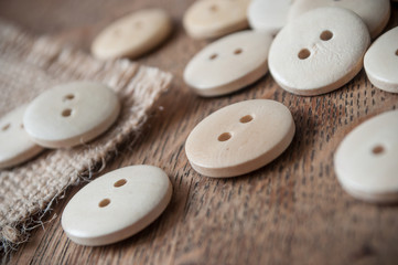 boutons de couture en bois sur table en vieux bois 