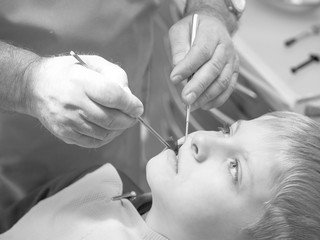 Obraz na płótnie Canvas dentist heals the boy