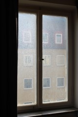 Schmutziges, altes Fenster eines Miethauses