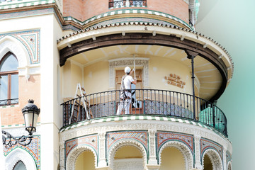 Pintando una fachada en la ciudad de Sevilla, Andalucía, España