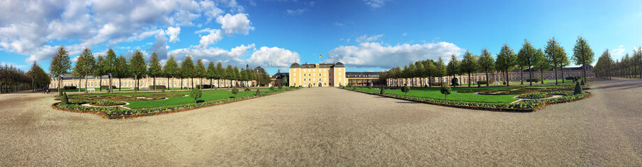 Fototapeta na wymiar Schlossgarten von Schloss Schwetzingen im Panorama