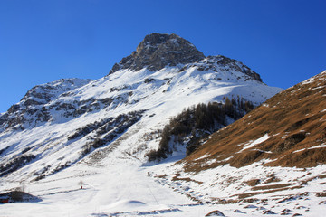 Fototapeta na wymiar Pic enneigé à Val d'Isère en Savoie, Alpes françaises
