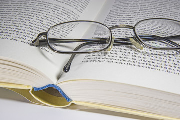 Lesehilfe - Brille mit Buch