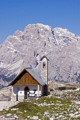 Fototapeta na wymiar Bergkapelle mit Monte Piana