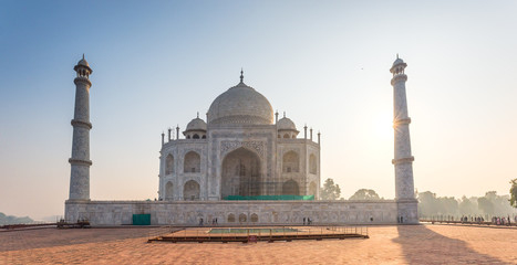 Fototapeta na wymiar panorama of Taj Mahal at sunrise, Agra, India