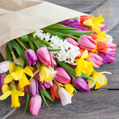 Blumenstrauss mit Tulpen und Narzissen