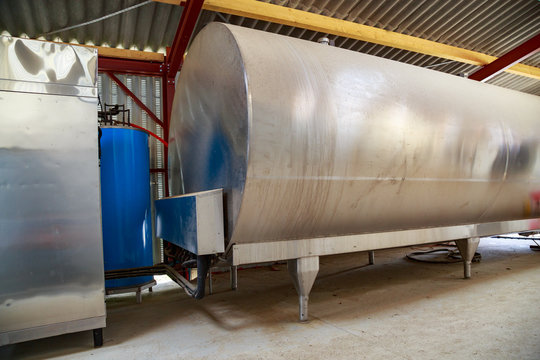 milk recovery tank from cow milking in a dairy