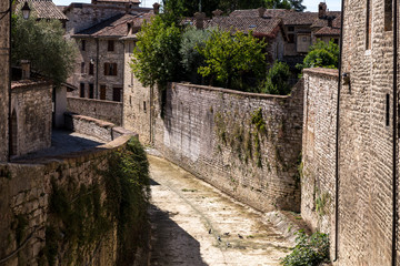 Fototapeta na wymiar the alley of Foligno
