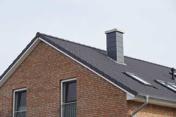 Fototapeta premium Schornstein auf einem Dach eines Hauses