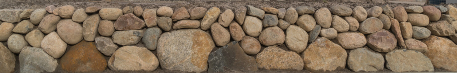 Friesenwall mit großen Steinen