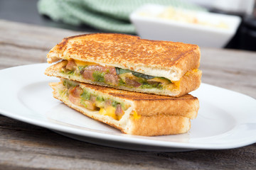 pesto tomato grilled cheese sandwich