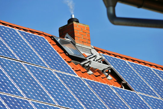Photovoltaikanlage, Dachtreppe, Dachfenster und Schornstein auf einem Wohngebäude