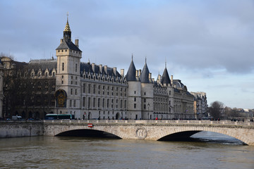 Seine en crue au pont au Change à Paris, France