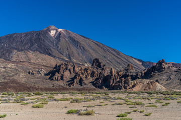 Fototapeta na wymiar Felsformation Roques de García vor Vulkan Teide auf Teneriffa 