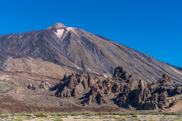 Fototapeta na wymiar Vulkan Teide auf Teneriffa mit Felsformation Roques de García im Vordergrund