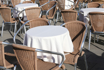 tables a cafè in a square