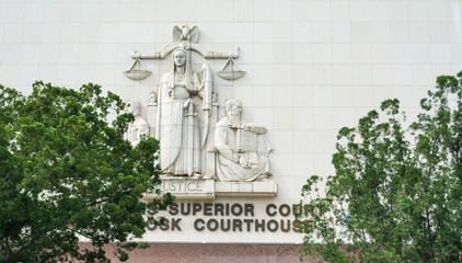 Naklejka premium Doskonała fasada sądu w centrum Los Angeles