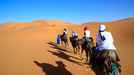 Karawana na pustynii Sahara, Wydmy Erg Chebbi. - obrazy, fototapety, plakaty