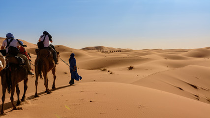 Wydmy Erg Chebbi. Sahara - obrazy, fototapety, plakaty