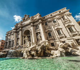 Fototapeta na wymiar World Famous fontana di Trevi on a clear day