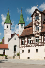 Fototapeta na wymiar Michaelskirche und Pfarrhaus in Veringendorf
