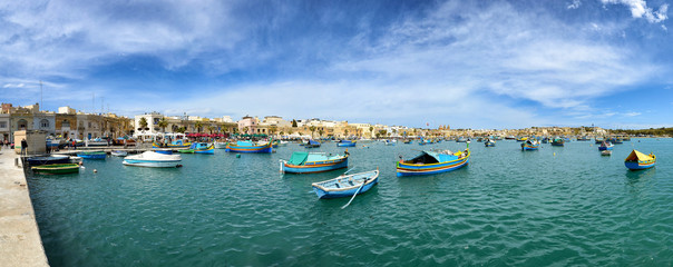 kolorowe łódki w Marsaxlokk