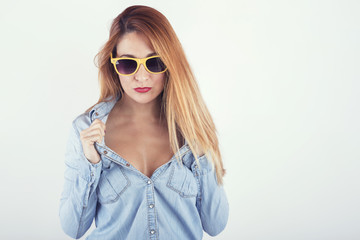 chica guapa con gafas de sol 