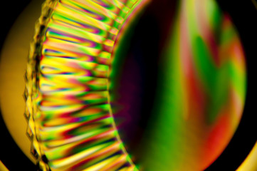 Plastikgefäß leuchtet in psychedelischen Farben wie eine Holografie