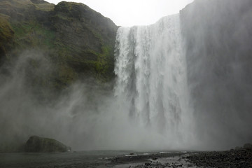 Skógafoss - ein Wasserfall des Flusses Skógá im Süden Islands
