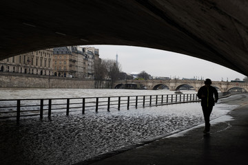 inondation jogging running quai seine paris eau fleuve crue